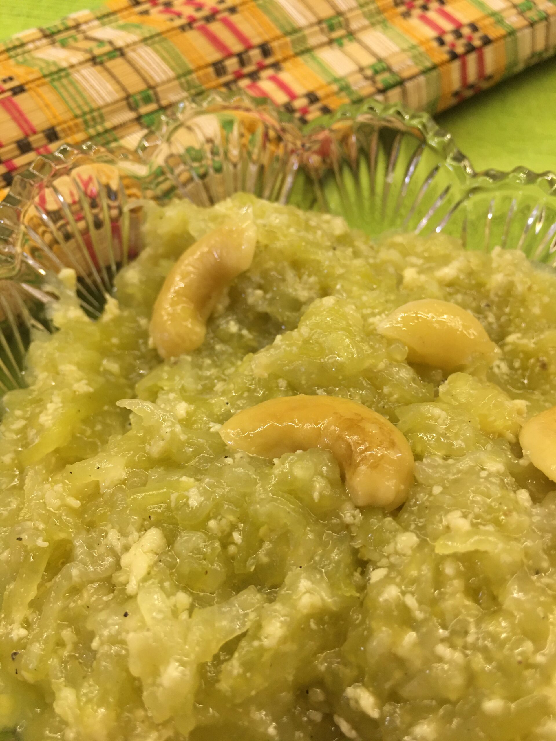 Dudhi halwa/lauki halwa served in a bowl