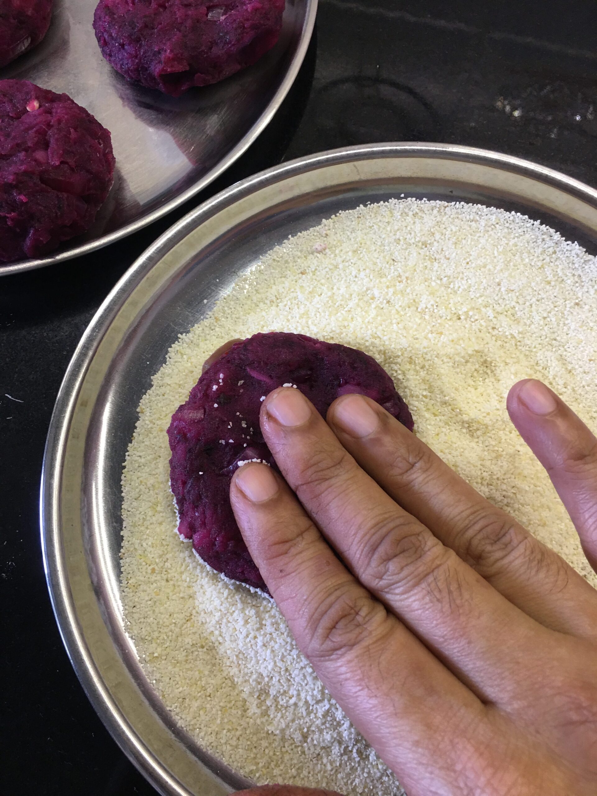 Coating cutlet with rava
