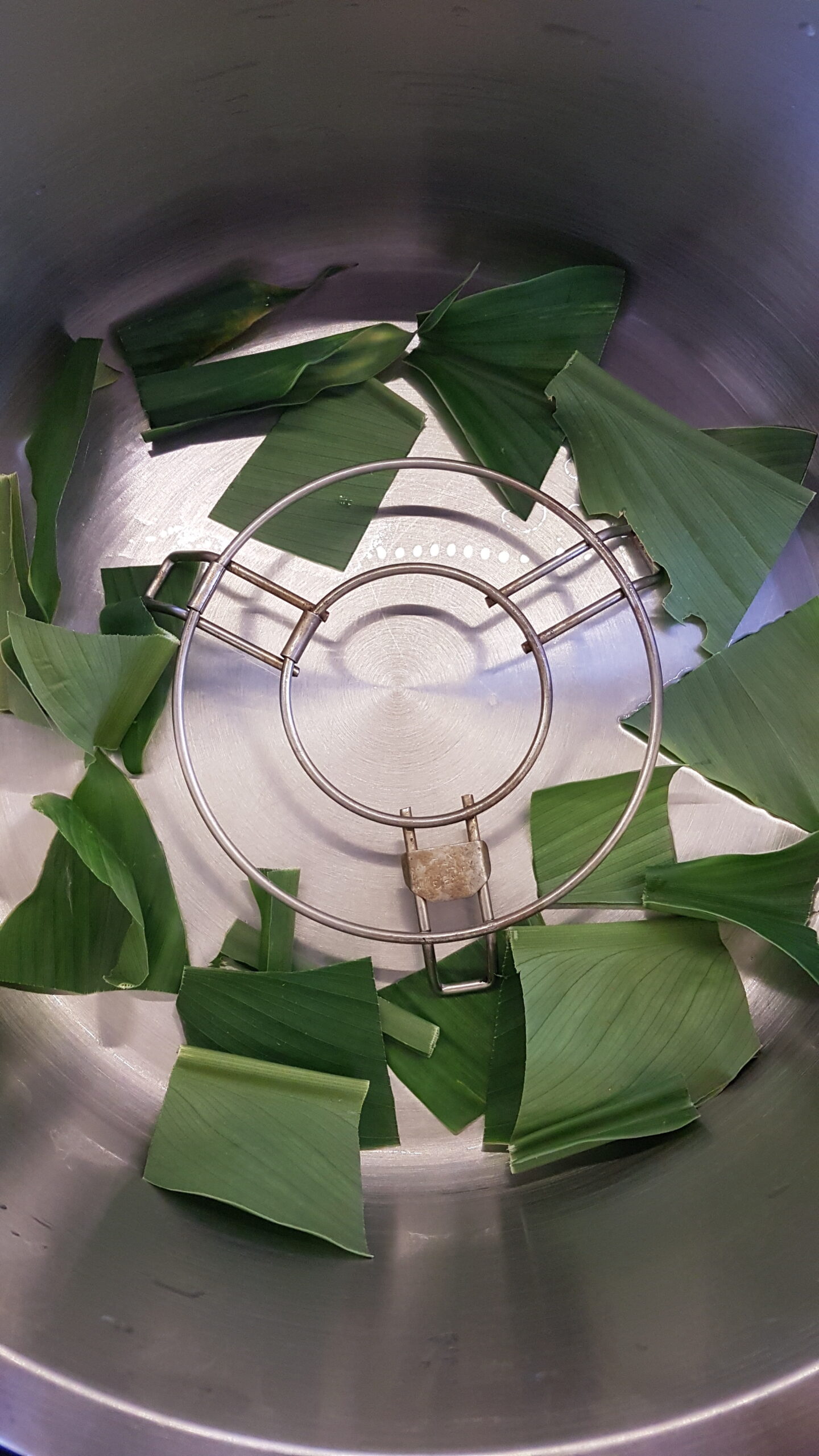 Preparing the steamer to steam patoleo