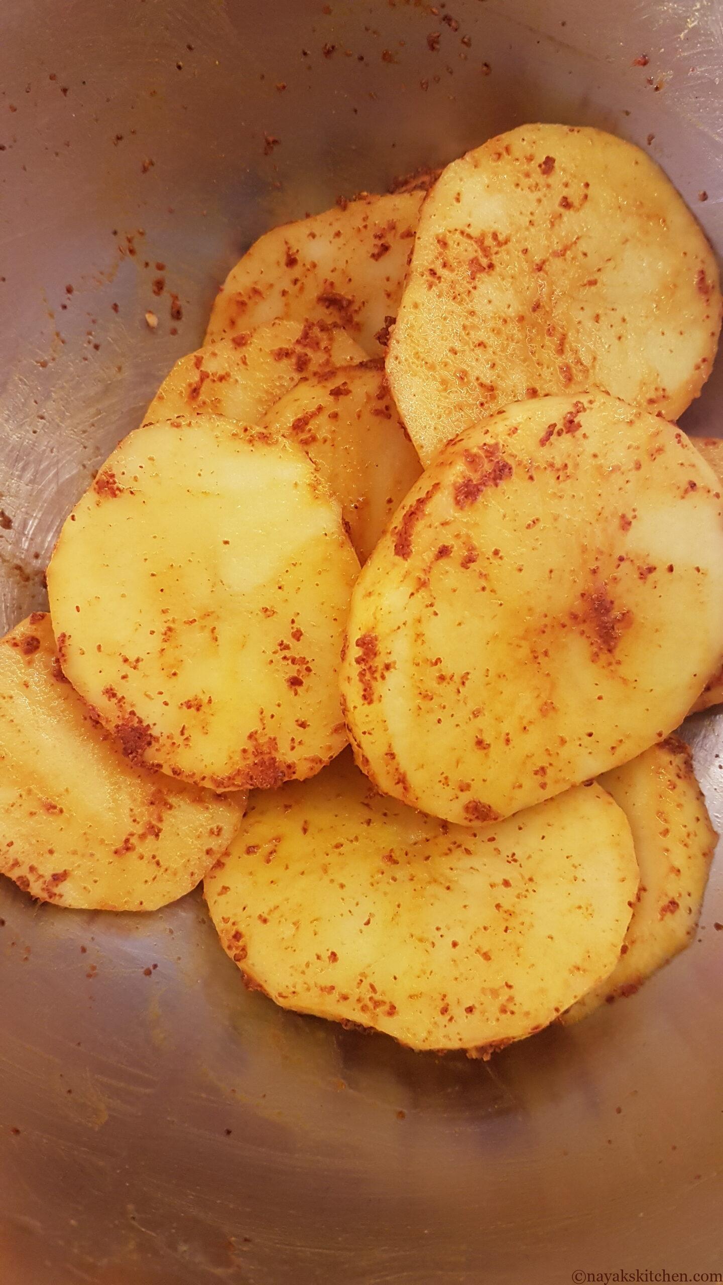 Coating potato slices with all spice powders