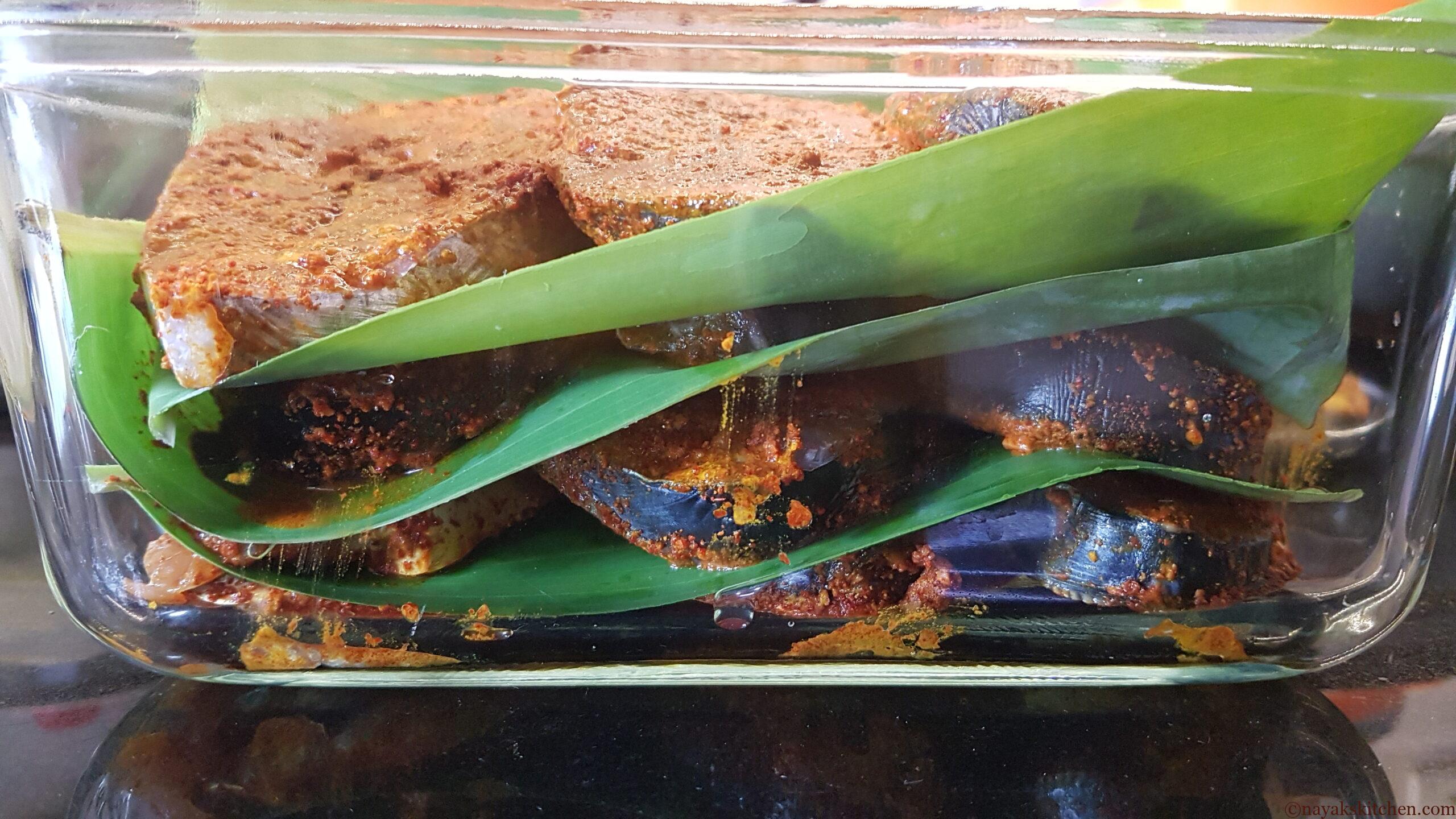 Storing fish in a glass container using banana leaves