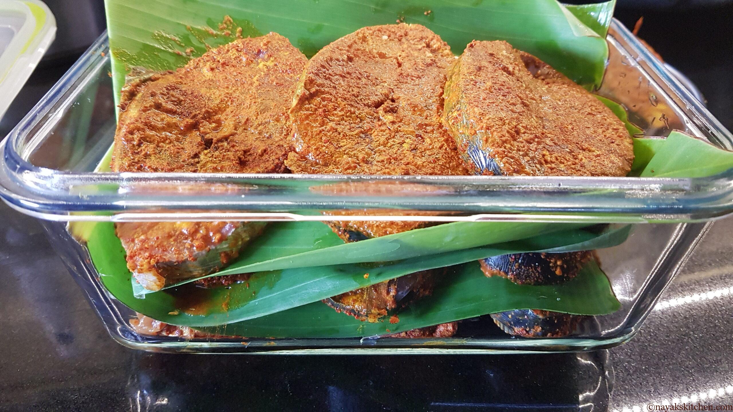 Storing fish in a glass container using banana leaves