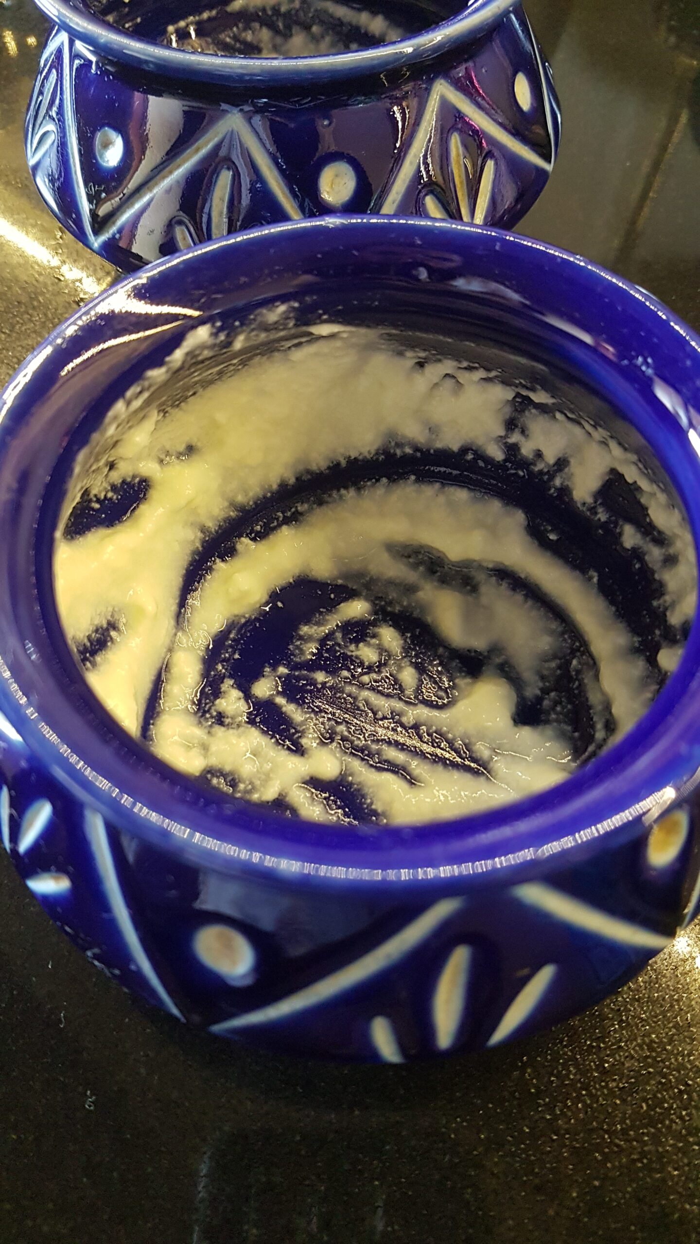 Smearing the starter evenly to the container