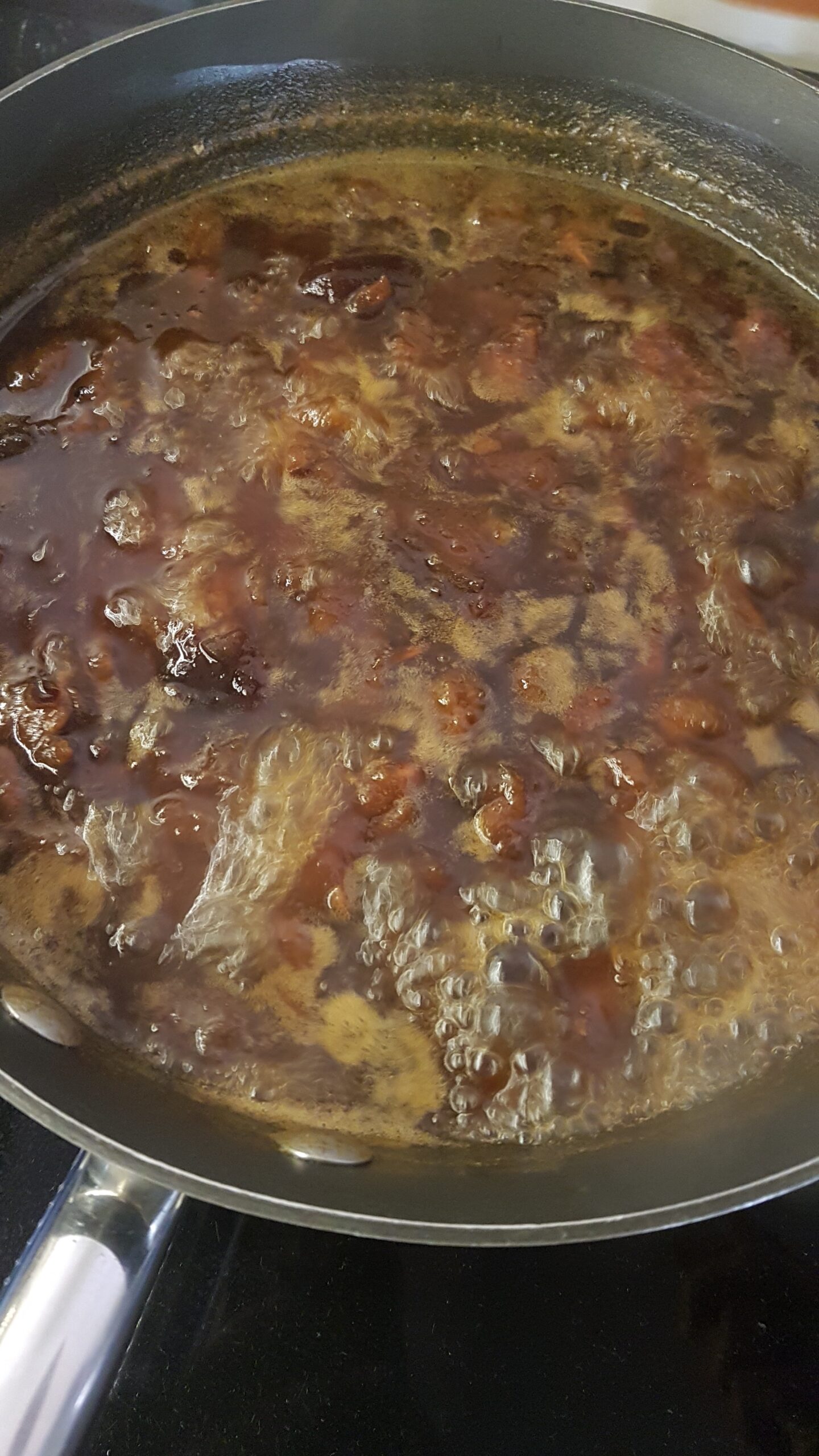 Boiling tamarind-dates-jaggery mixture