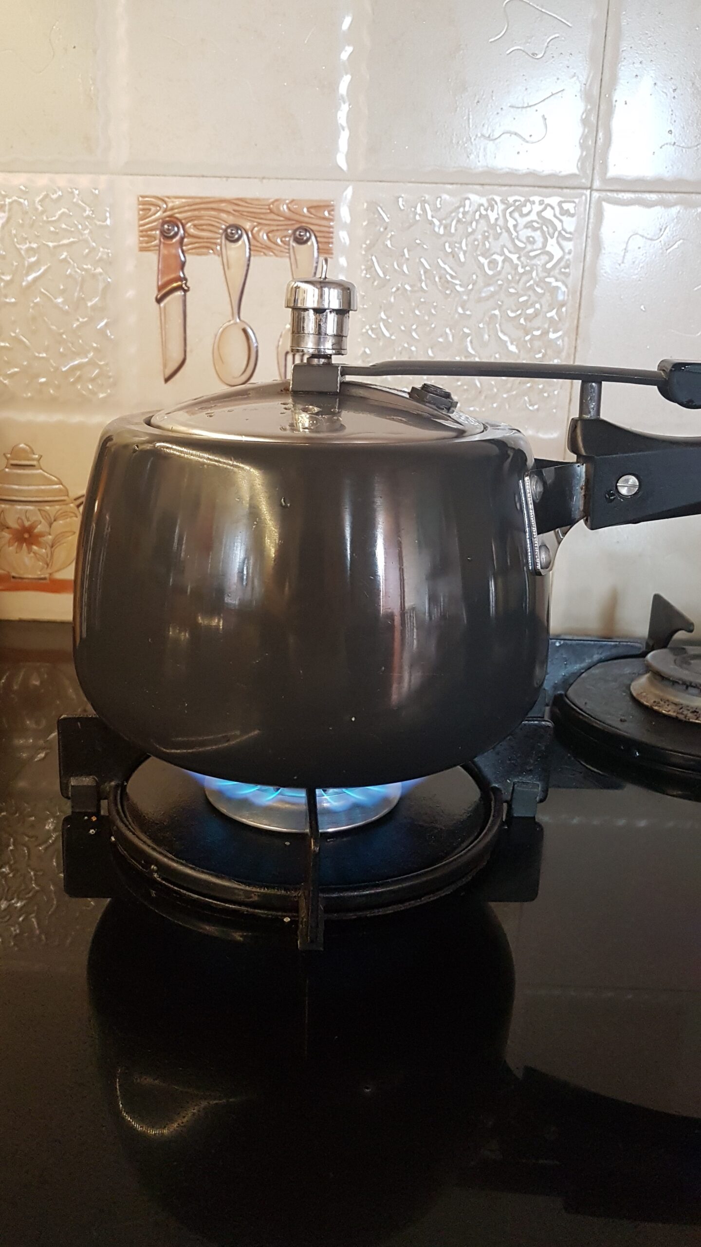 Pressure cooking white peas for ragda