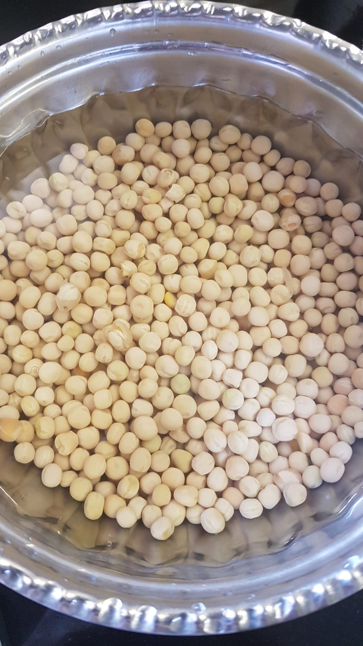 Soaking white peas for kelfulachi bhaji