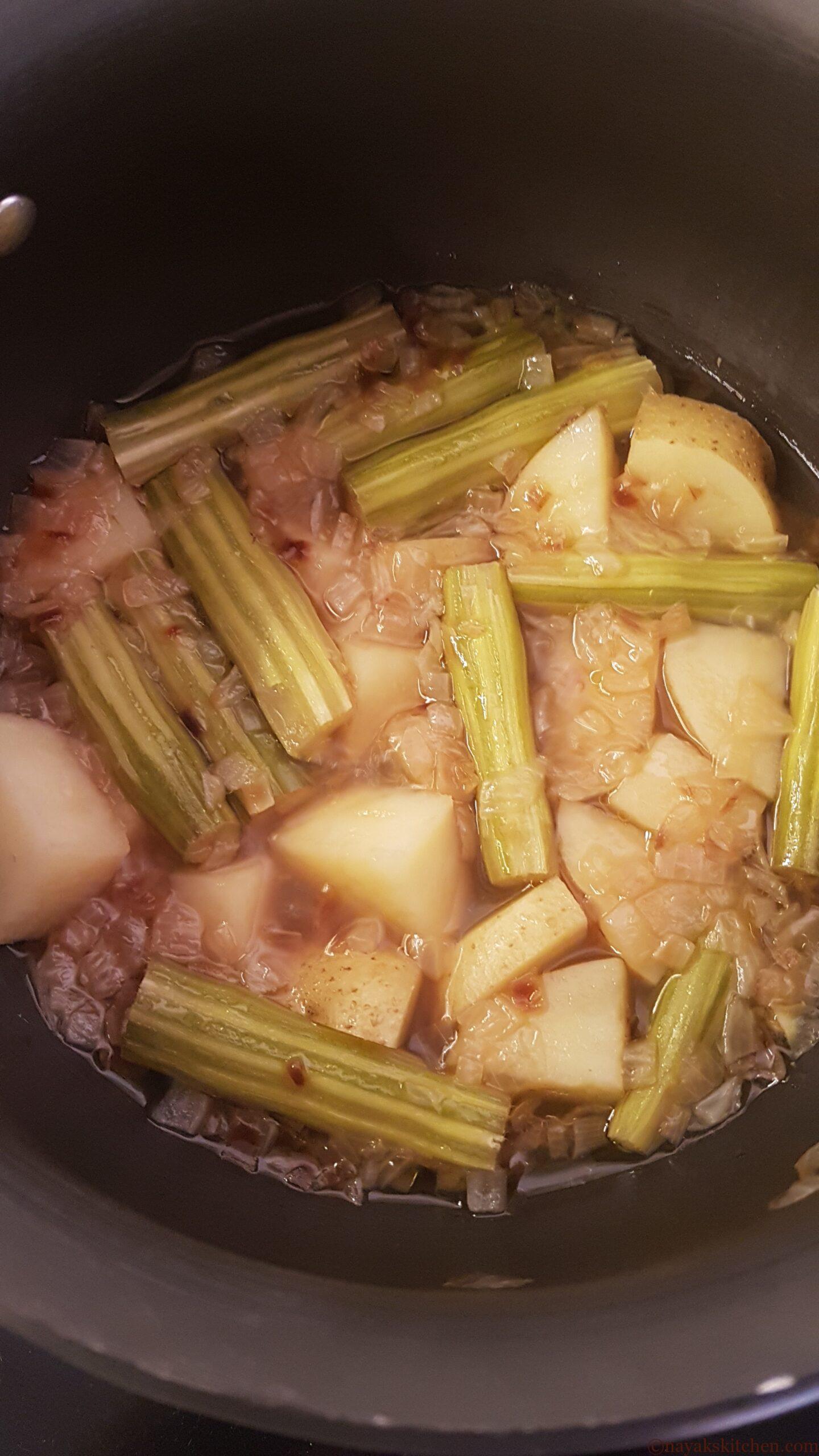 Cooked drumsticks and potatoes