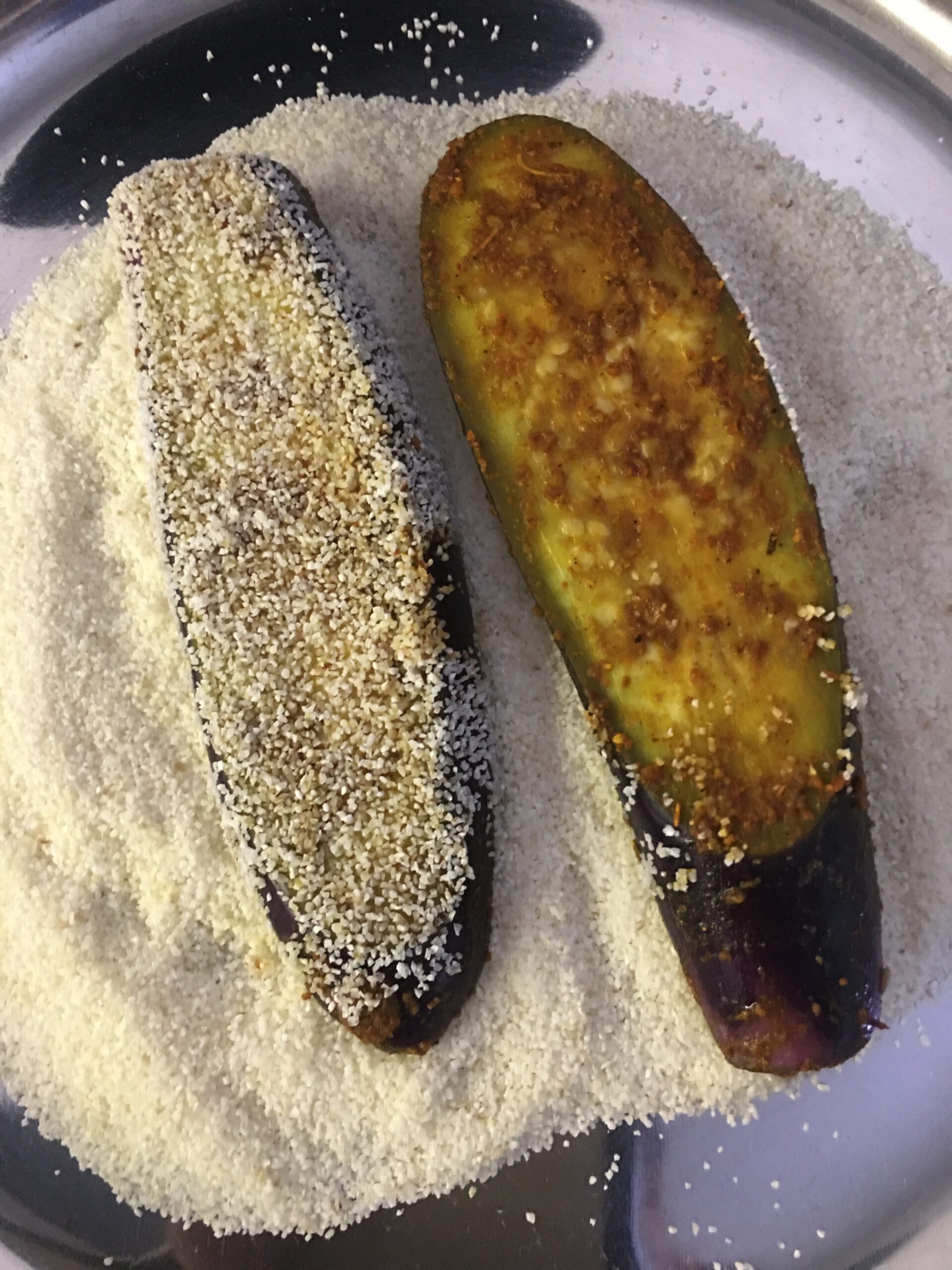 Applying rava to brinjal pieces