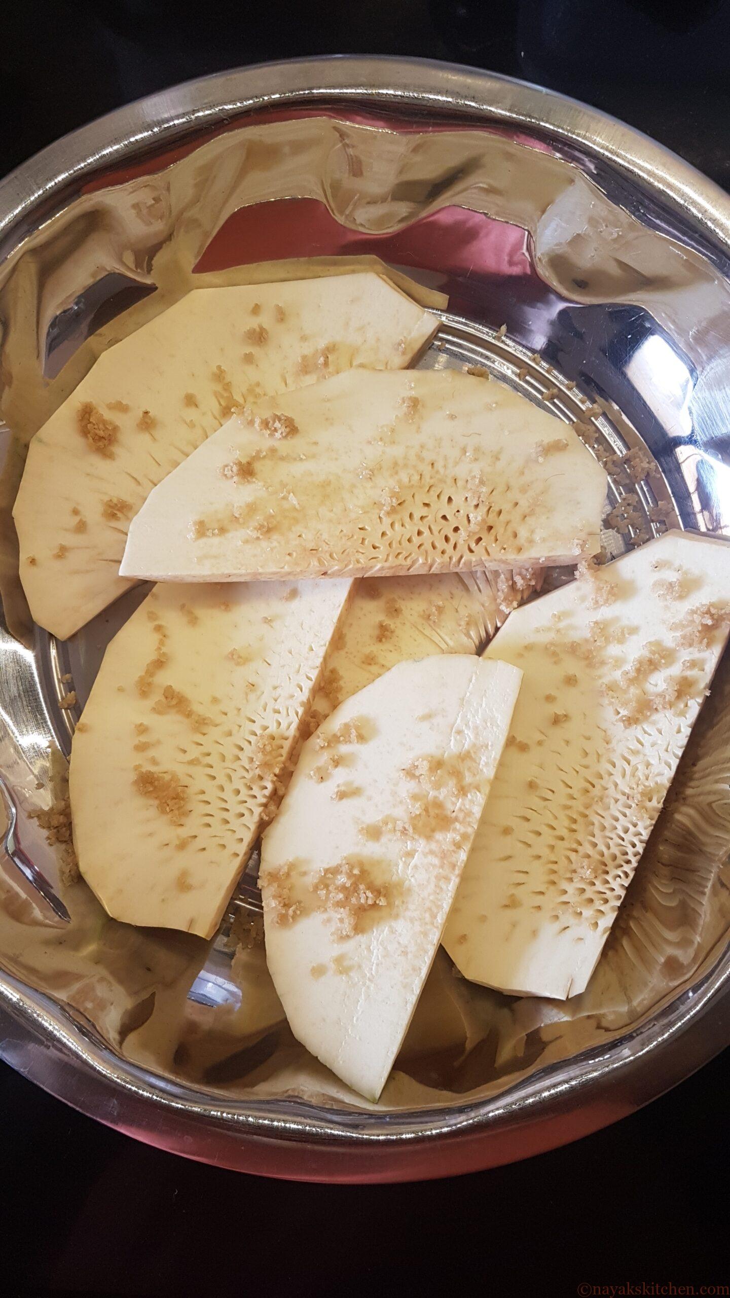 Coating salt to breadfruit