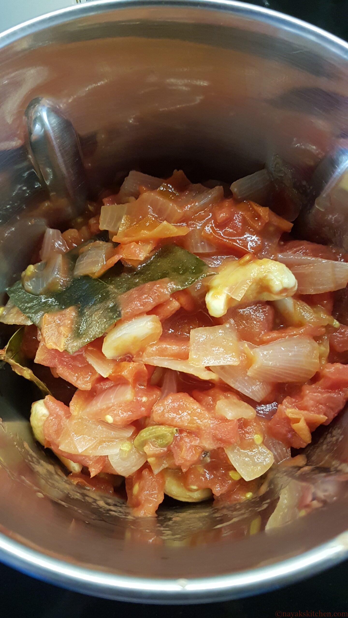 Grinding gravy base in a mixie