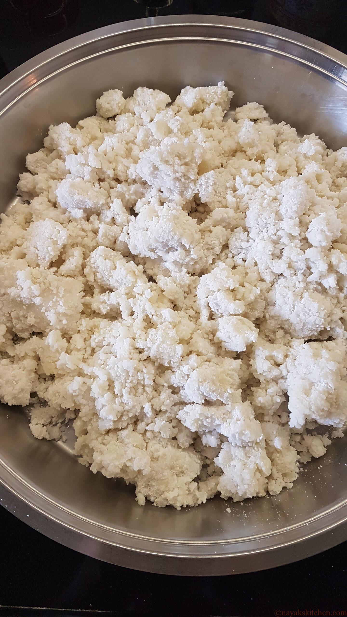Taking the flour in a plate