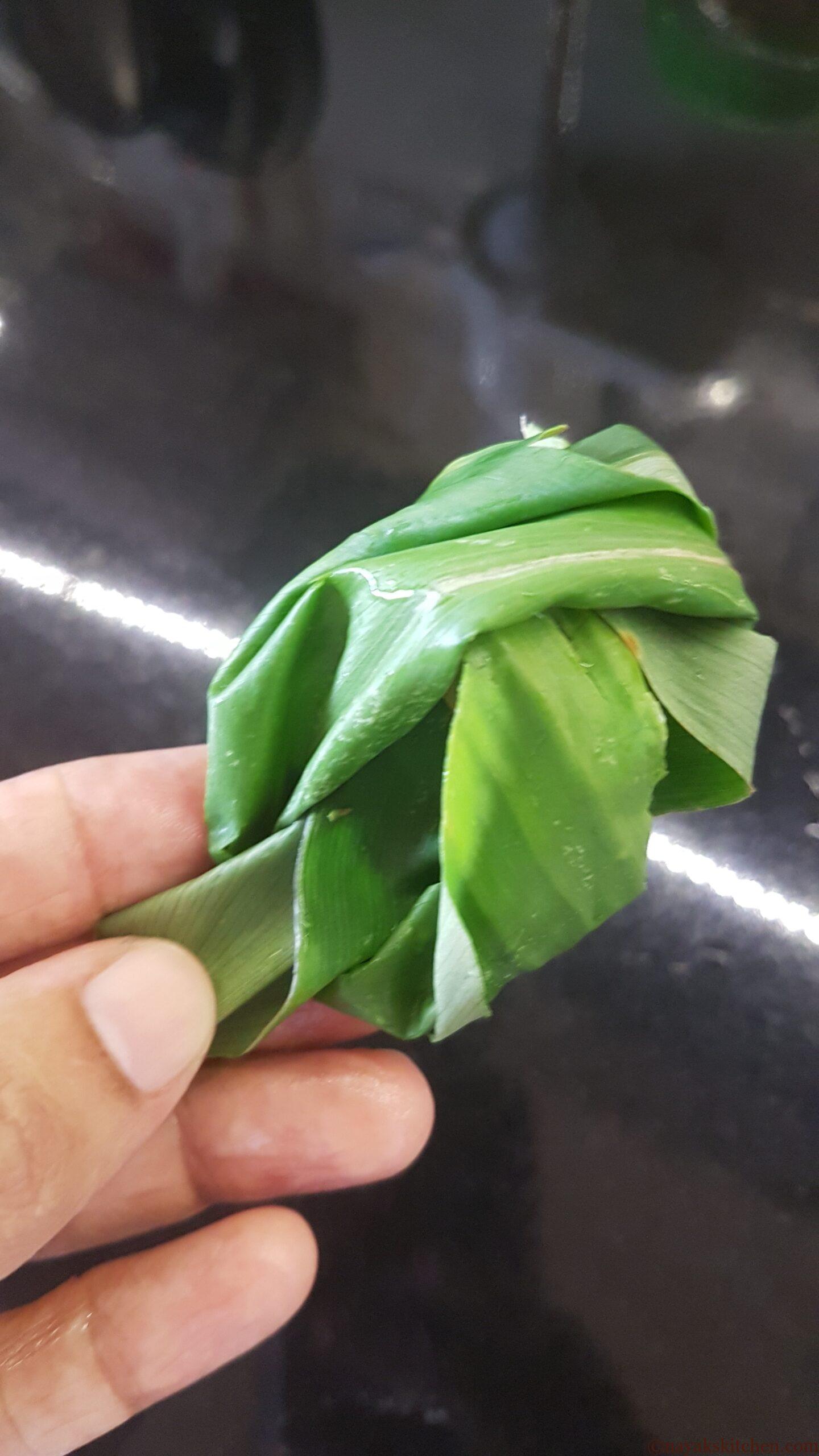 Knotting the turmeric leaf for rosatle fov
