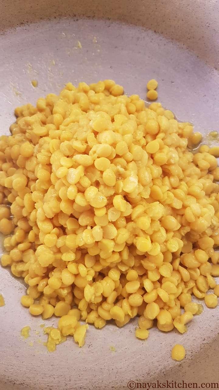 Take cooked chana dal in a pan