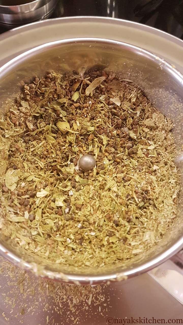 Coarsely ground cardamom powder