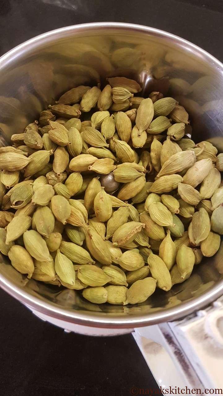 Green cardamom in a mixie jar