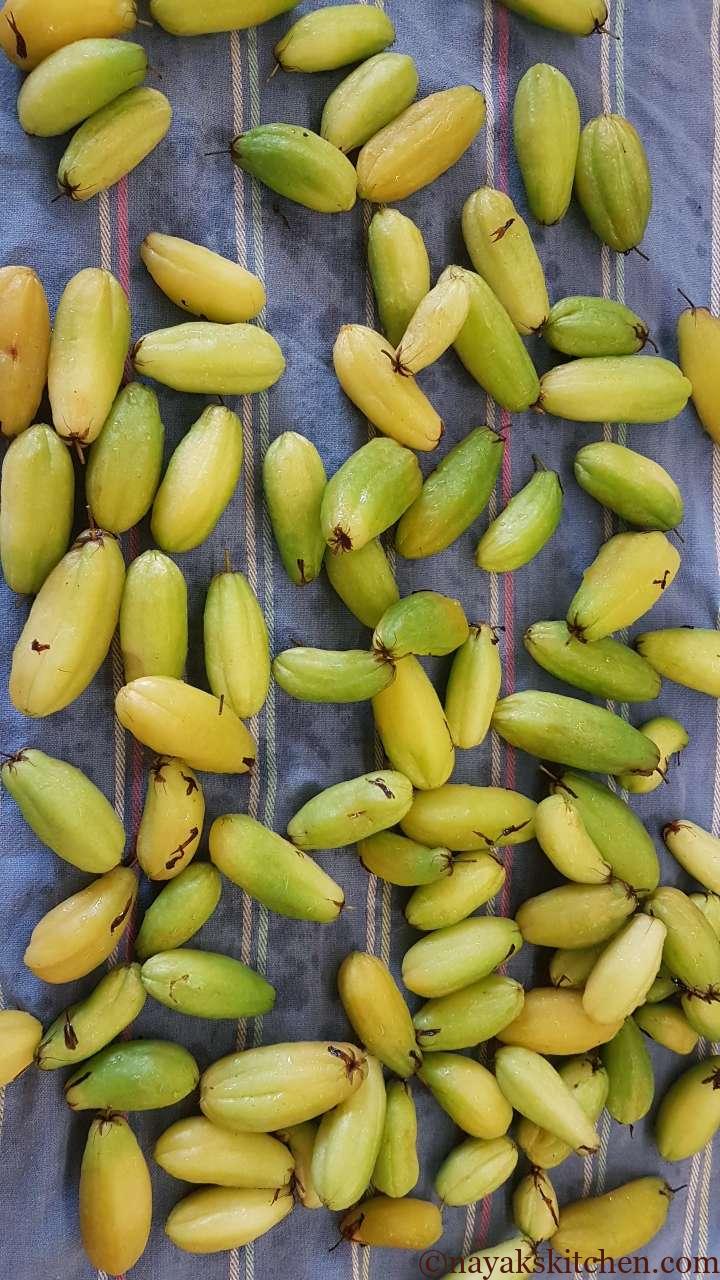 Drying bilimbi fruits on a cloth