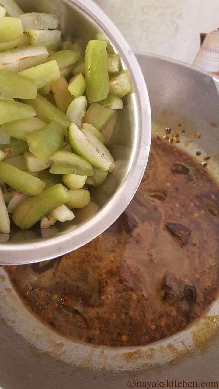Adding bilimbi to jaggery syrup