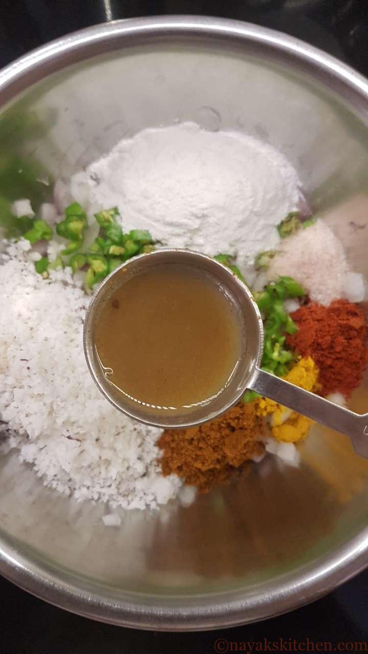 Adding tamarind pulp