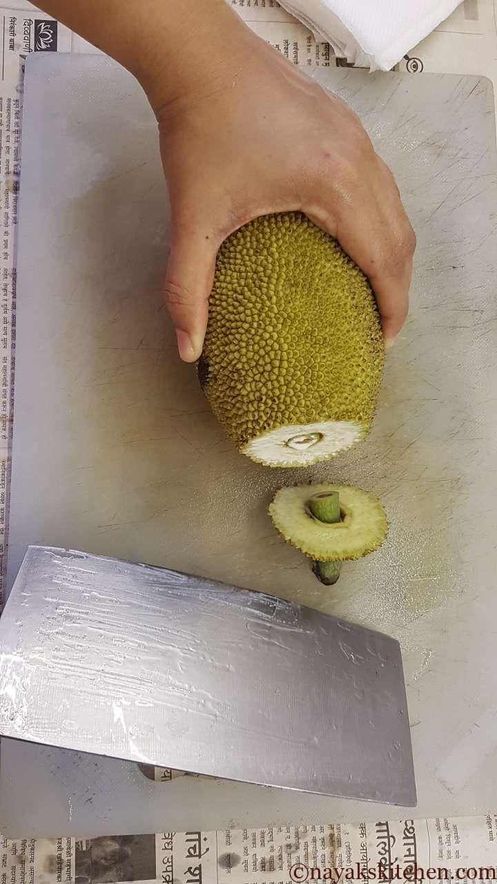 Chop off the front part of the tender jackfruit