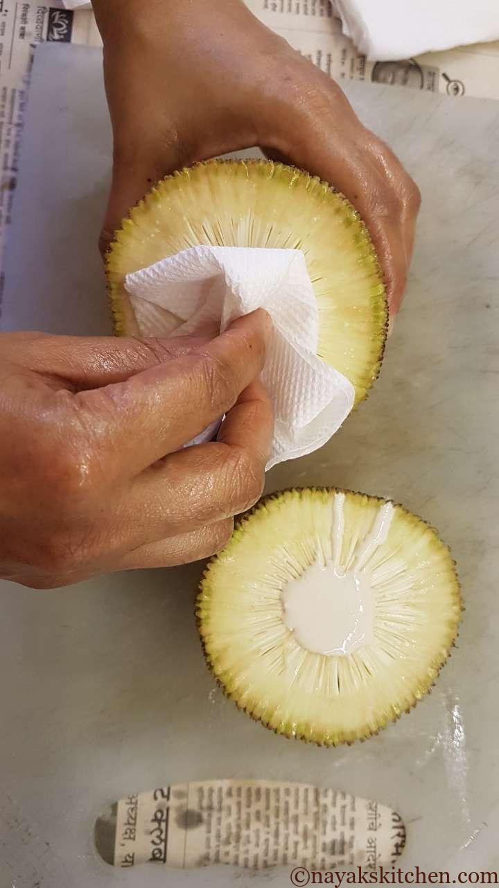 Cleaning the sap from the jackfruit
