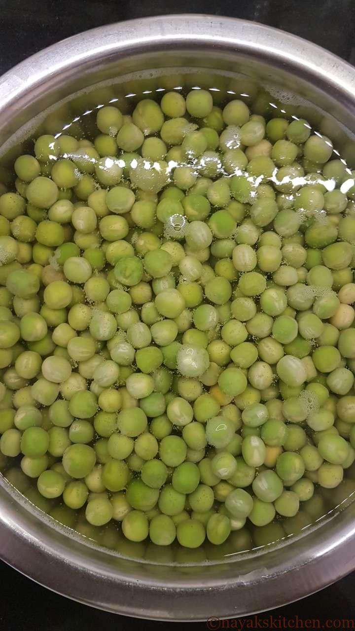 Soaking green peas
