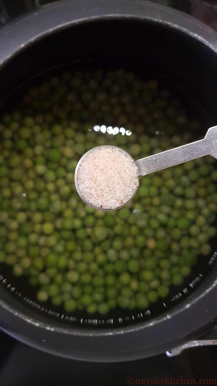 Adding salt while cooking green peas