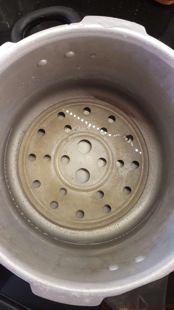 Pressure cooker with stand