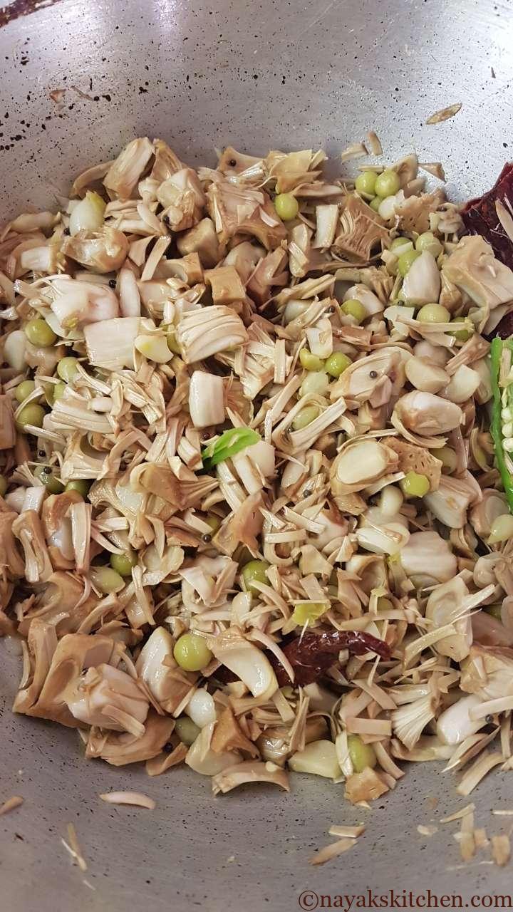 Mixing green peas with jackfruit