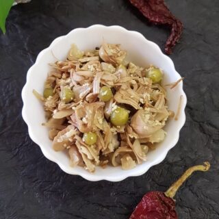 Chaako | Raw Jackfruit Sabzi | Pansachi Bhaji
Goan-style raw jackfruit recipe. 🍈🍈
Chaako is a raw jackfruit recipe wherein raw jackfruit is steamed first and then tossed in a tempering of mustard seeds, green and dry red chillies and hing. This is stir fried and finally grated coconut, jaggery and salt are added towards the end.
Although this recipe makes no use of spices or masala powders it tastes really flavourful.
This vegan stir fry recipe has simple flavours and can be served with hot steamed rice or even rotis or chapatis.
*
*
Recipe with step-by-step instructions and photos available at www.nayakskitchen.com
*
*
Follow @nayakskitchen
Follow @nayakskitchen
Follow @nayakskitchen
*
*
#rawjackfruitrecipes #rawjackfruit #greenjackfruit #gsbcuisine #gsbgallery #gsbfood #veganrecipes #vegan #goanspecial #goancuisine #authenticgoan #sabzi #kathal #kathalkisabji #kathalkisabzi #kathalkisabjirecipe #goanfoodie #goanfood #goanrecipes #gsbkonkanijevan #saraswatfood #saraswatfoodfestival #rawjackfruitsabzi #rawjackfruitstirfry #nayakskitchen #tenderjackfruitstirfry