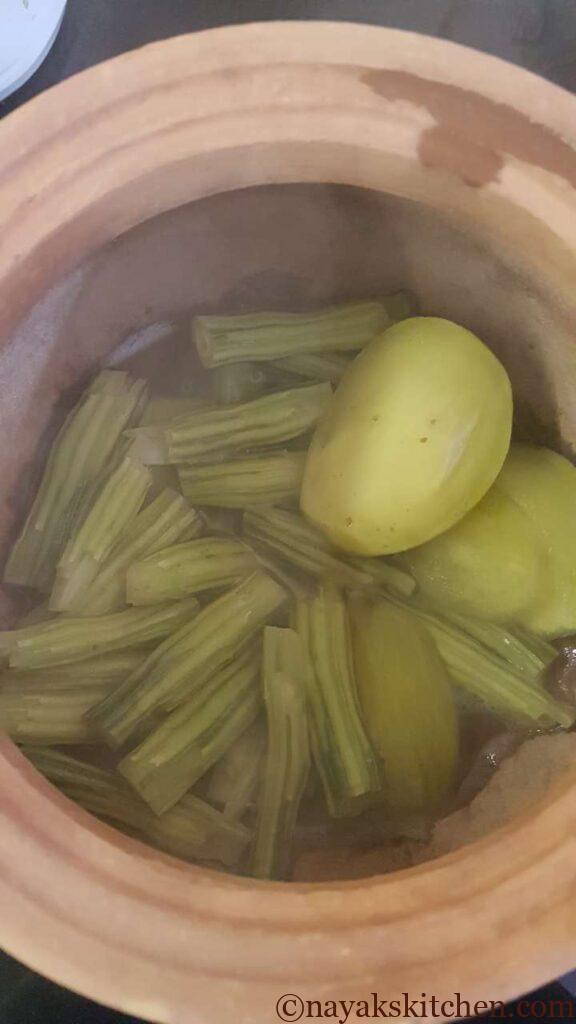 Cooked drumsticks and raw mango