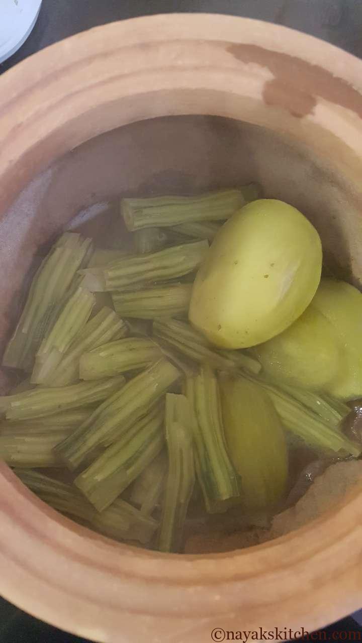 Cooked drumsticks and raw mango